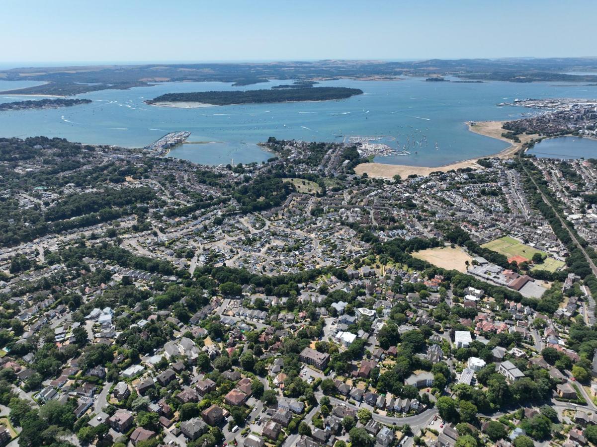 Entire Seaside Luxury Home With On Site Parking! Poole Exterior photo